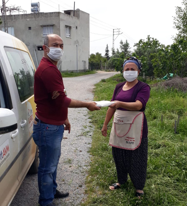 PTT görevlileri maske dağıtmaya devam ediyor