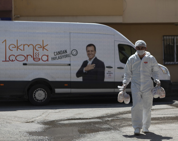 Mersin Büyükşehir Belediyesi, 70 bin gıda paketi dağıttı