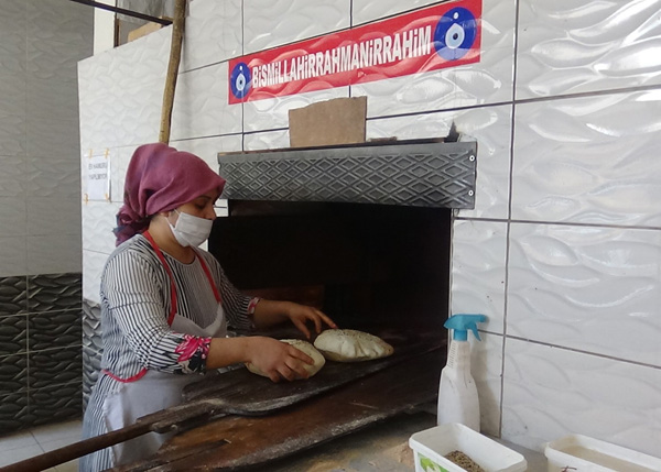 Ramazan pidesine kadın eli değdi