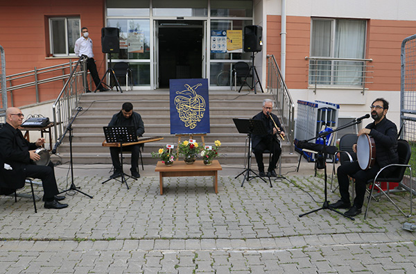 Adana’da karantinadaki kişilere konser