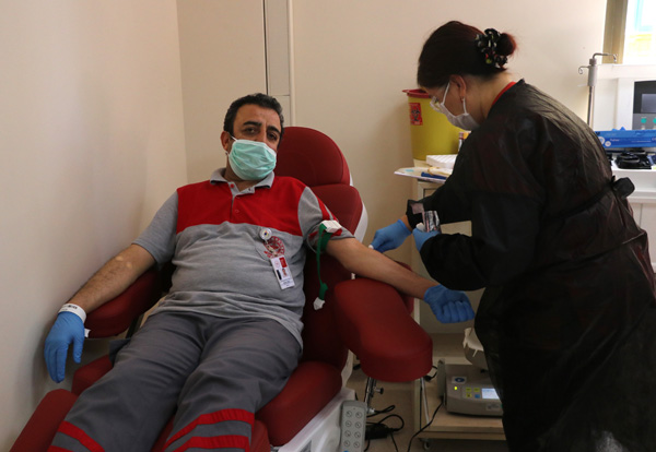 Adana'da, kan stokları azalınca sağlık çalışanları kan bağışladı