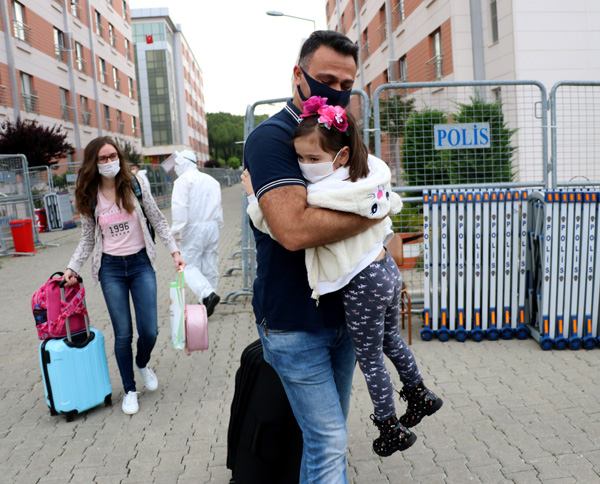 Karantinadan çıkan küçük Şura babasına koştu