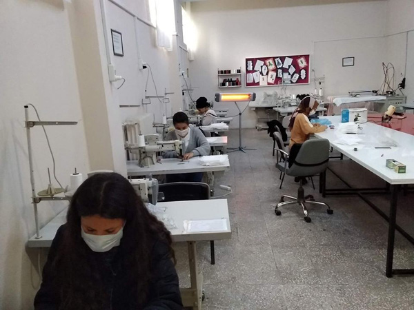 Öğretmenler Ramazan kolisi ve maske dağıttı