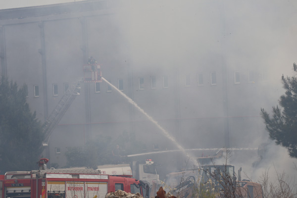 Adana’da kağıt fabrikasında yangın