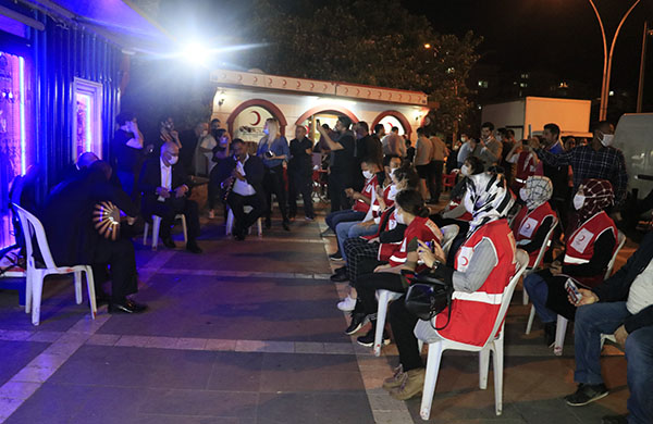 Konser eşliğinde Kızılay'a kan bağışında bulundular