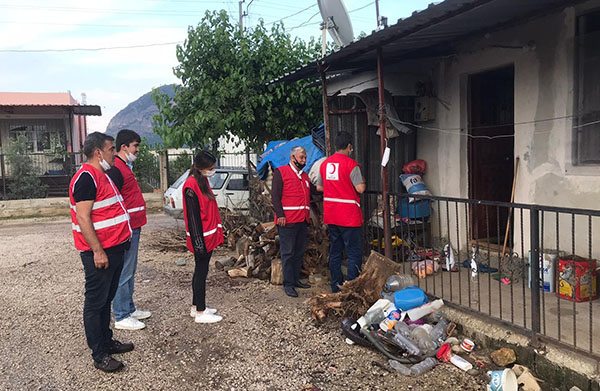 Kızılay, Kozan'da vatandaşı yalnız bırakmıyor