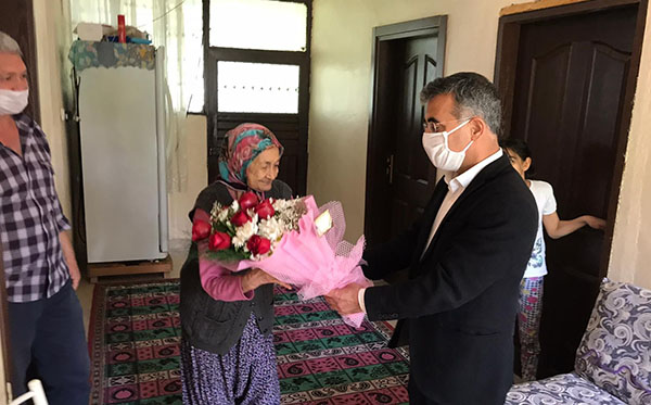 Kozan AK Parti, şehit annesini yalnız bırakmadı