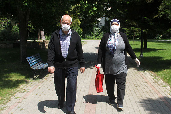 65 yaş üstü parklara akın etti