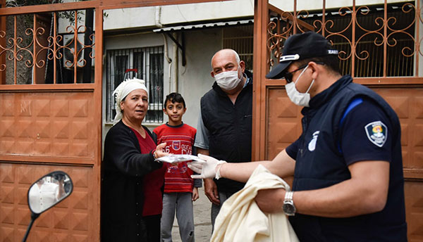 Adana’da maske dağıtılmayan hane kalmayacak