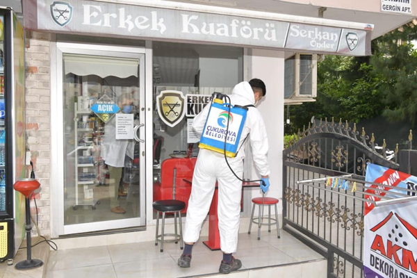 Berberler ve kuaförler dezenfekte edildi