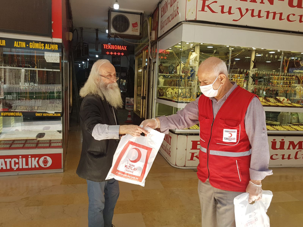 Esnafa maske ve dezenfektan dağıtıldı
