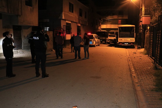 Adana’da bir evin bahçesine ses bombası atıldı