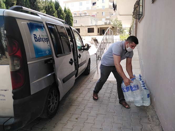 Karantina apartmanına su ve pide desteği