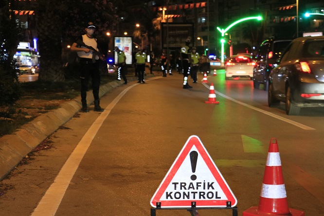 TRAFİK POLİSLERİ CEZA YAĞDIRDI