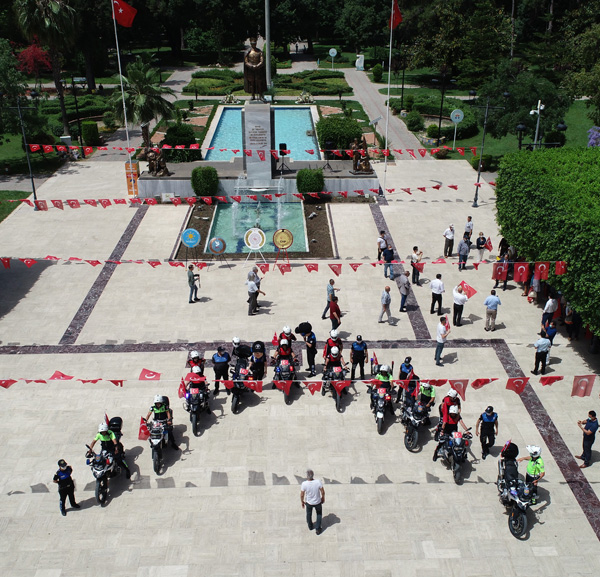 Polis kortejle halkın bayramını kutladı
