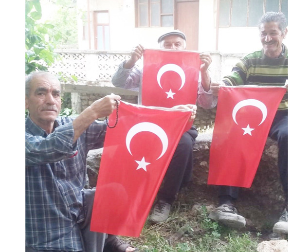 Tarsus ve Çamlıyayla'da vatandaşa bayrak dağıtıldı