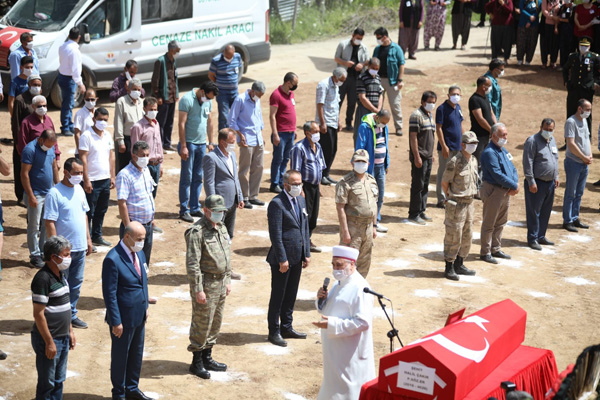 Adanalı şehide sosyal mesafeli tören
