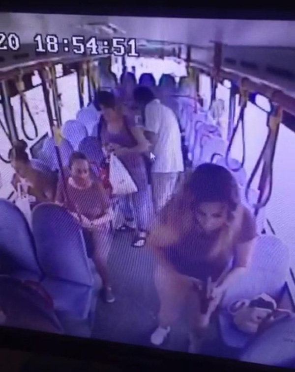 Halk otobüsünde hırsızlık yaptı, şoför kapıları kapatınca kaçamadı