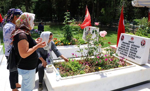 Adanalılar kısıtlama öncesi mezarlıklara koştu