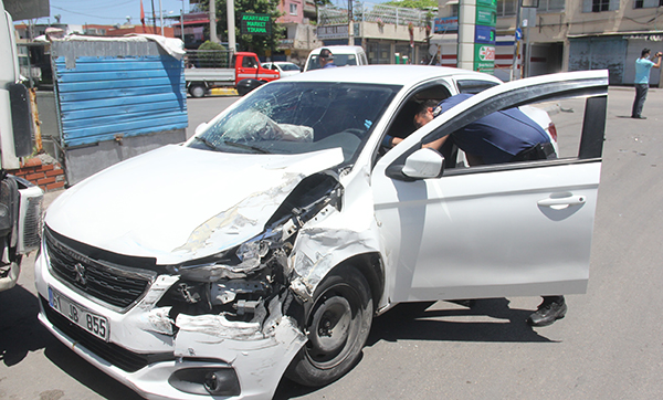 Polis aracına çarpan uyuşturucu tacirleri kaçamadı