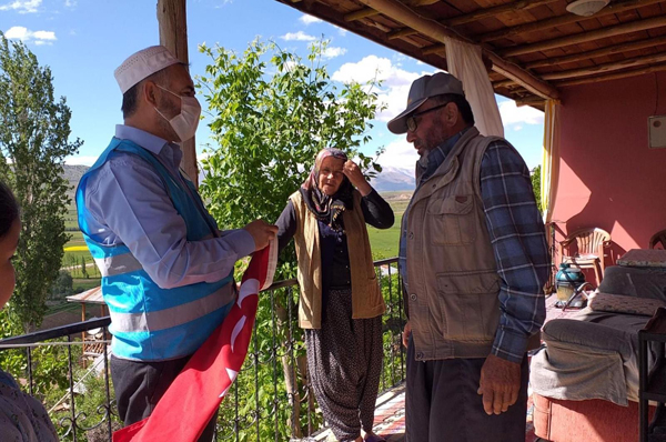 Şehidin mezarındaki yıpranan bayrağı yenisiyle değiştirdi