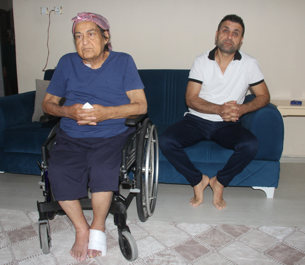 Sokağa atılan yaşlı kadına oğlu sahip çıktı