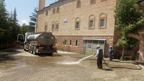 Tufanbeyli’de camiler dezenfekten edildi