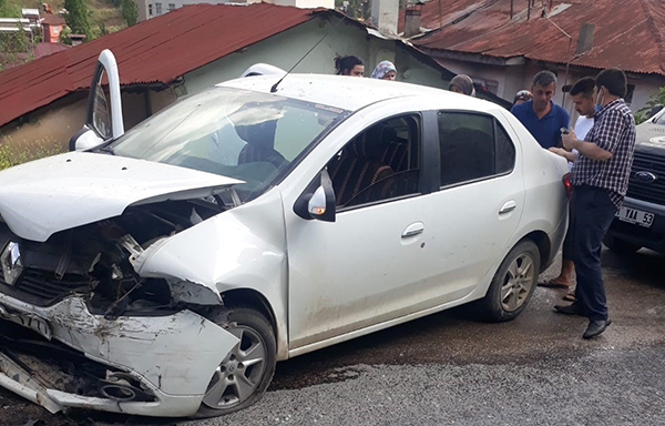 Feke’de trafik kazası: 4 yaralı