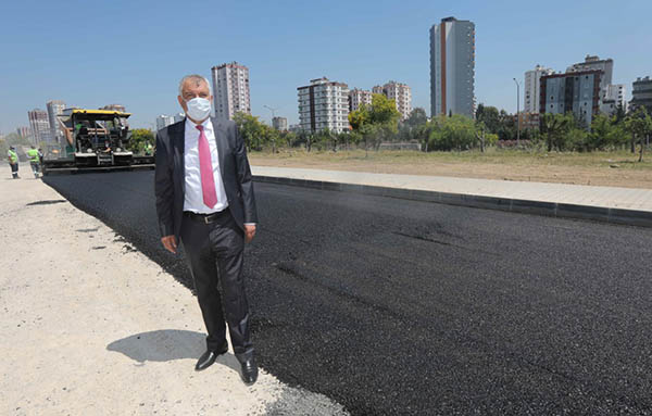 Büyükşehir asfaltsız yol bırakmama adına kararlı ilerliyor