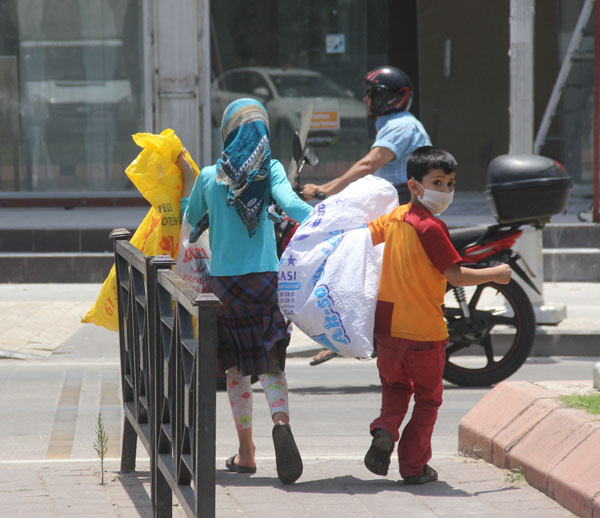 Sokakta çalışan çocuklar polisi görünce kaçtı