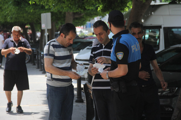 Polisi gören maskesini taktı
