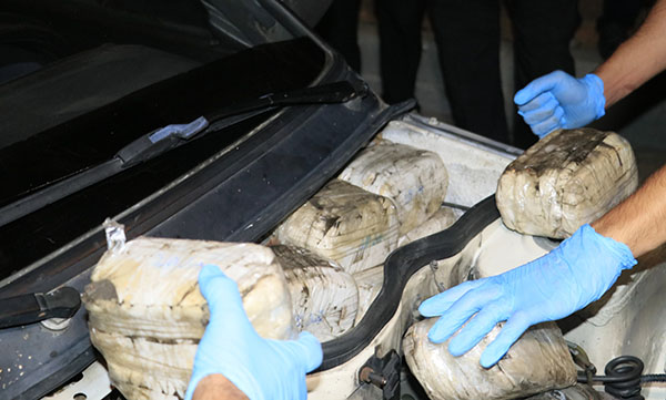 Polise çarpıp kaçan araçta 16 kilo esrar çıktı