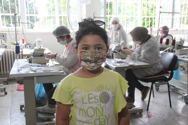 ÇOCUKLARA MASKE ÜRETİYORLAR
