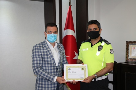 Gürçam’dan başarılı trafik polislerine ödül