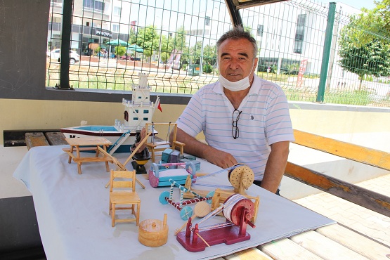 EVE KAPANDI MİNYATÜR ESERLER ÜRETTİ