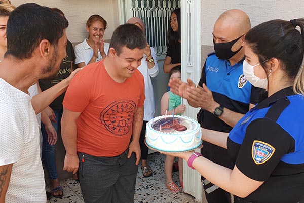 Down sendromlu gence polisten doğum günü sürprizi
