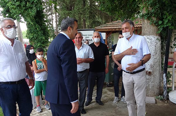 Şehit aileleri başsavcıyı şehitlikten dualarla uğurladı