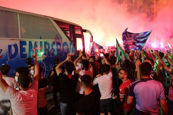 Demirspor'a şampiyon gibi karşılama