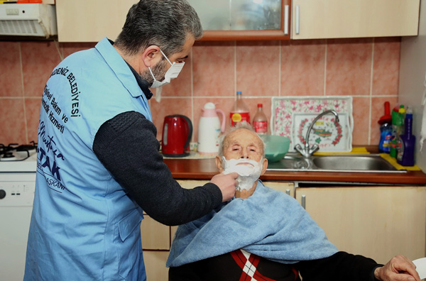 Akdeniz Belediyesi, yaşlı ve engellileri yalnız bırakmıyor