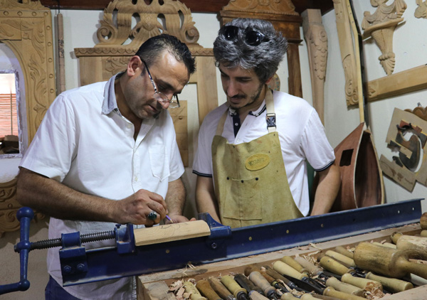 Ahşap, onun elinde sanat eserine dönüşüyor