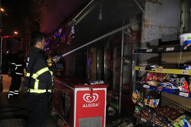 Bakkal dükkânı kül oldu