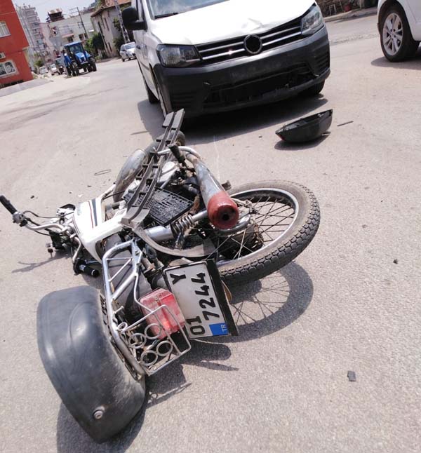 Kasksız motosiklet sürücüsü kazada yaralandı