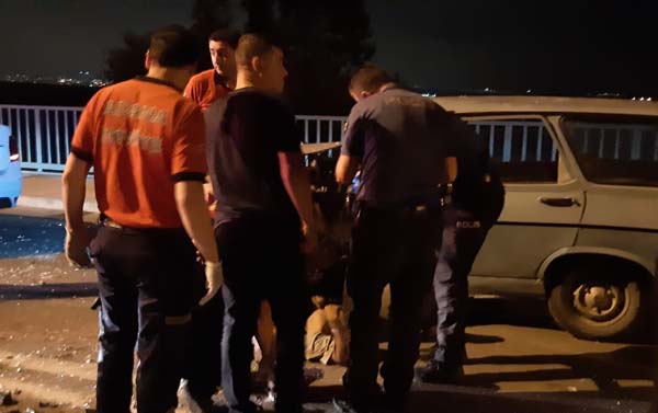 Önce 3 yayaya sonra 2 araca çarpıp durabildi