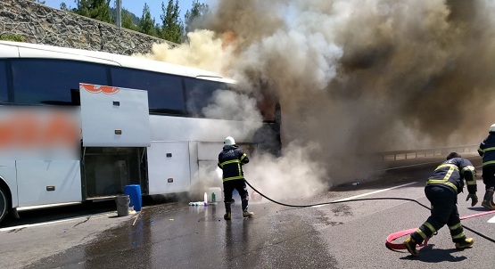 Seyir halindeki otobüs yandı