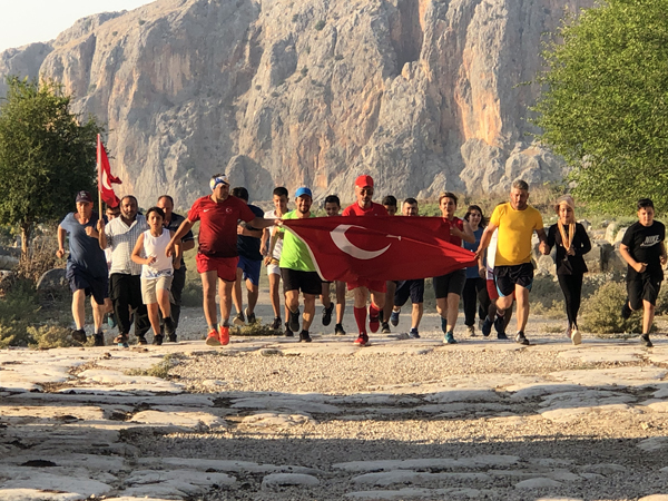 Türk bayrakları ile koştular