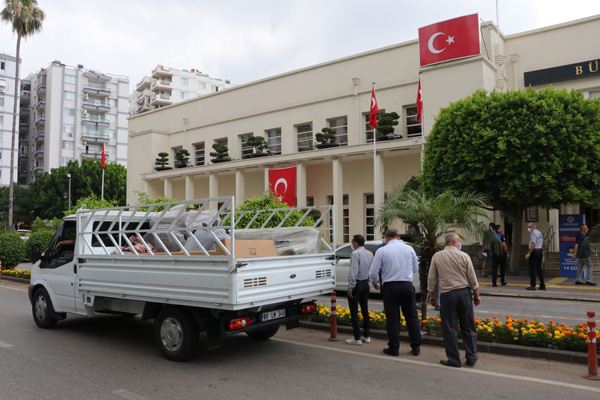 Mobilya getiren muhtar engel