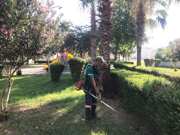 Ceyhan’da park ve bahçeler temizleniyor