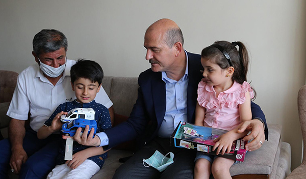 Bakan Soylu’dan şehit ikizlerin ailesine ziyaret