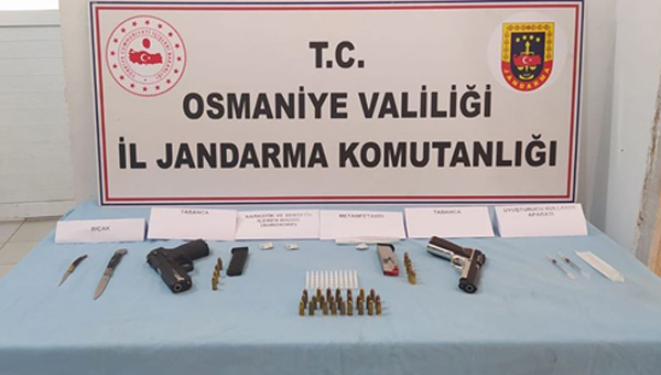 Araçtan uyuşturucu ve ruhsatsız silah çıktı