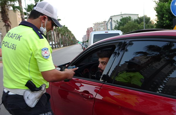 Kozan’da trafik ekipleri sürücüleri kazalara karşı uyardı